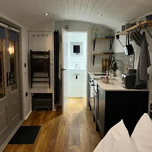 Luxury Shepherds Hut - The Sweet Pea By The , York United Kingdom